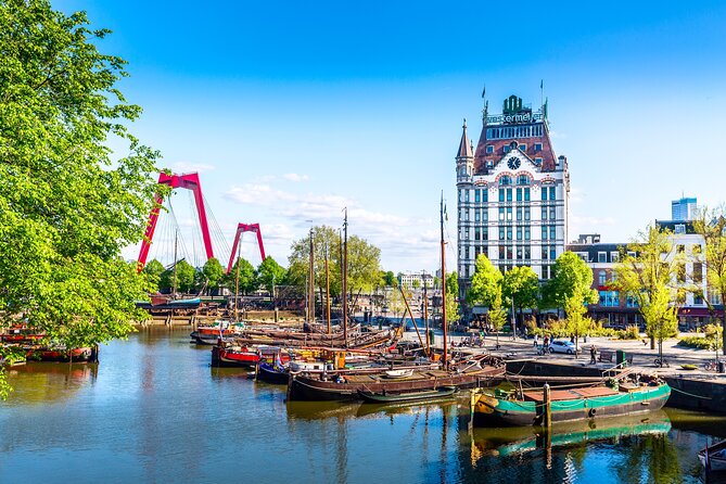 Rotterdam boats with old and new skyline 